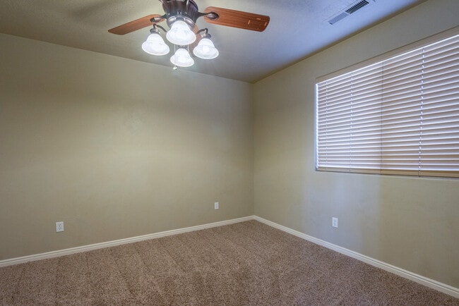 Building Photo - Beautiful St. George Home - Community Pool...