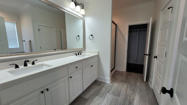 Building Photo - Beautiful 3 bedroom in Baton Rouge with bo...