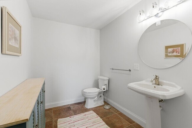 Building Photo - 500 Main St