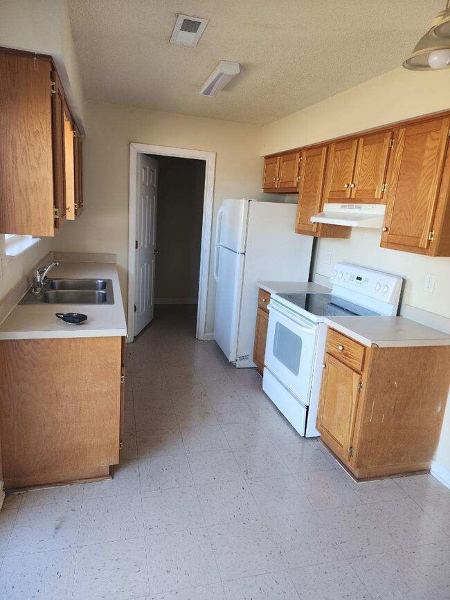 Building Photo - Beautiful Home with a Great Location In Town