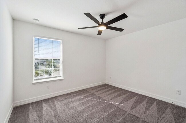 Building Photo - Amazing 5/3.5/2 House in The Reserve at Pine Tree