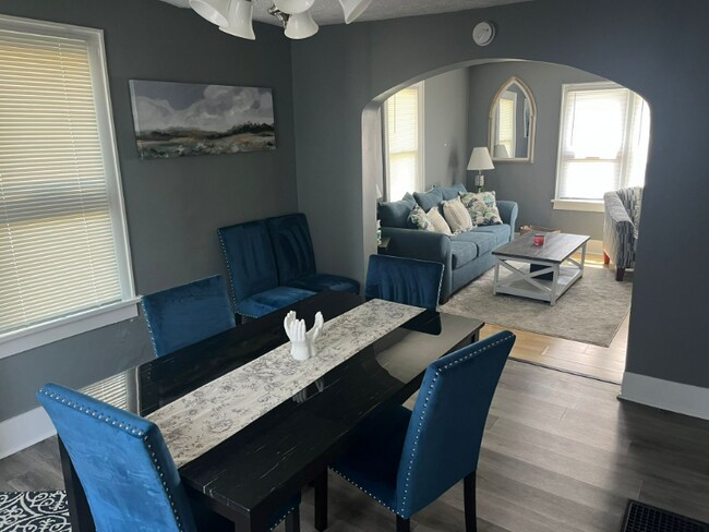 Building Photo - 207 New York St