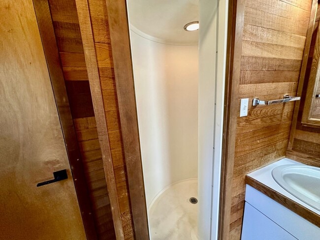 Building Photo - 1204 N Brooklane St