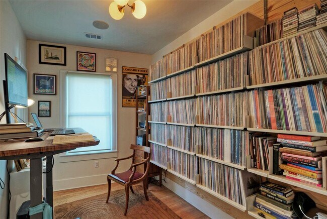 Building Photo - 1704 Alameda Dr