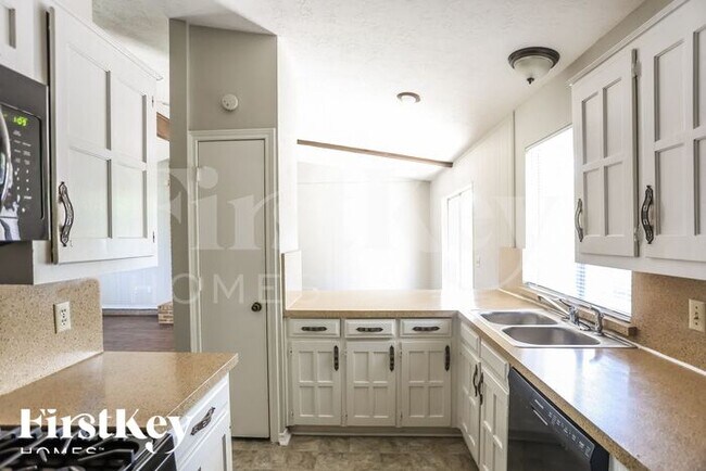 Building Photo - 2110 Richbrook Dr