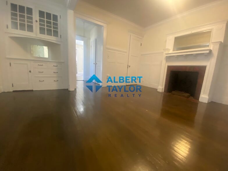 Building Photo - 458 Park Dr