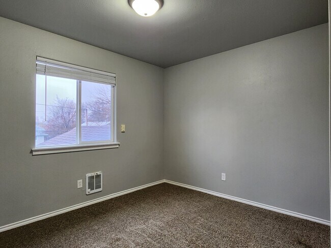 Building Photo - 912 E Georgia Ave