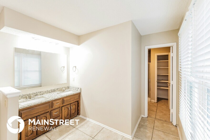 Building Photo - 14008 S Raintree Dr