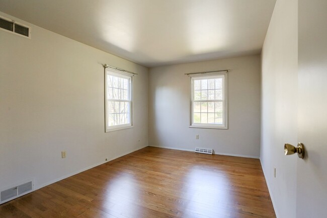 Building Photo - 332 Deerfield Rd