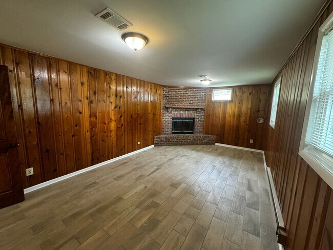 Building Photo - Split level 4-bedroom 3-bathroom home