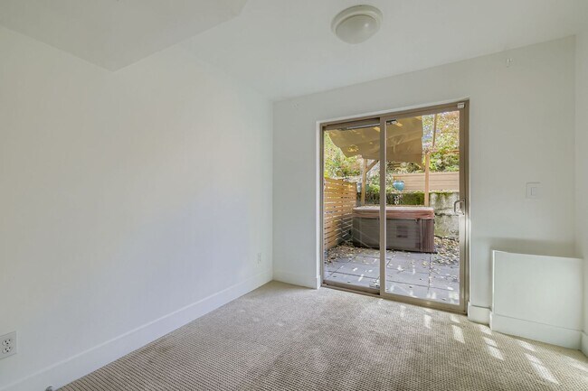 Building Photo - Stunning 3-Bed/1.75-Bath + Den Townhome with Hot Tub in Capitol Hill!