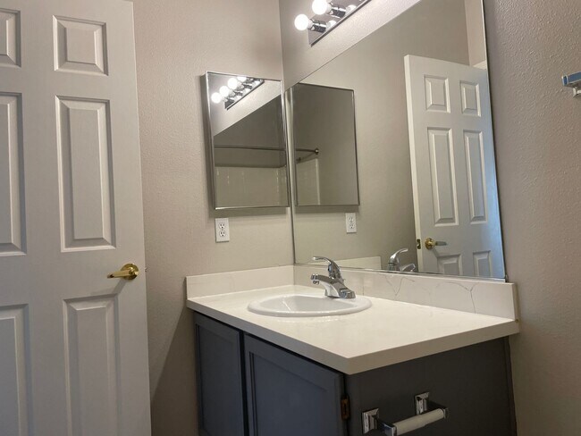 Building Photo - 2 Bedroom Summerlin Condo - Gated community