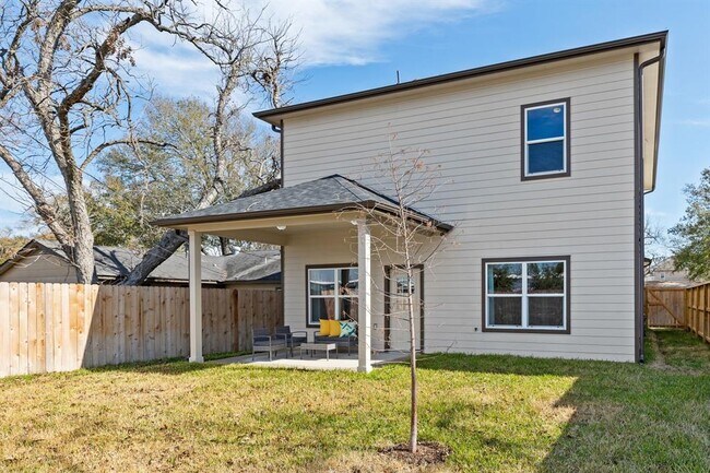 Building Photo - 2211 Silverbonnet St
