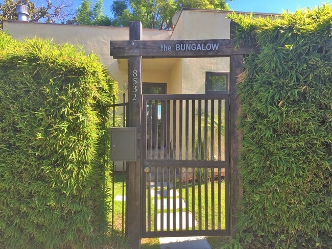 Building Photo - Luxury Bungalow on West Knoll in the Heart of West Hollywood