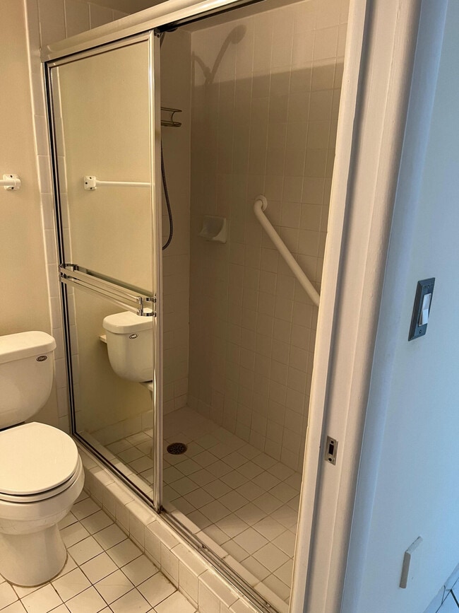 Building Photo - 2600 Collins Ave