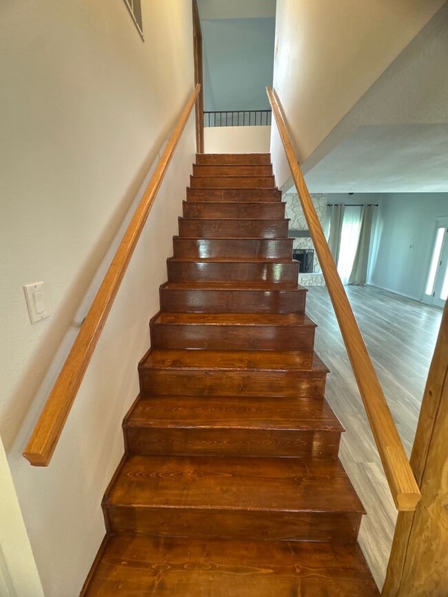 Building Photo - Two-story, four-bedroom, three-bathroom ho...