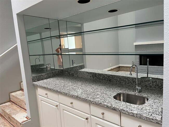 Building Photo - 13451 Parkway Blvd