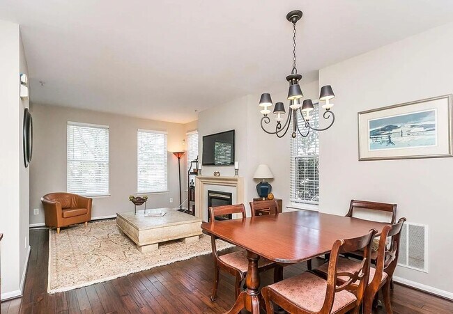 Building Photo - 3BR/4BA End-Unit Townhome with Rooftop Dec...