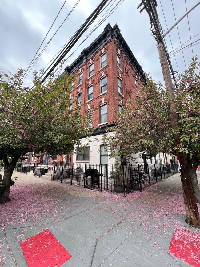 Building Photo - 48 Bright St