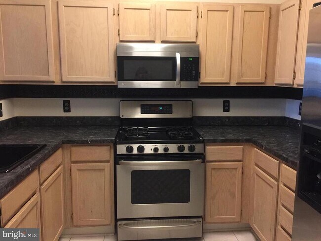 Building Photo - 1708 Lake Shore Crest Dr