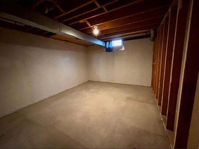 Building Photo - 2 Bedroom Duplex In Wyoming Available Dece...