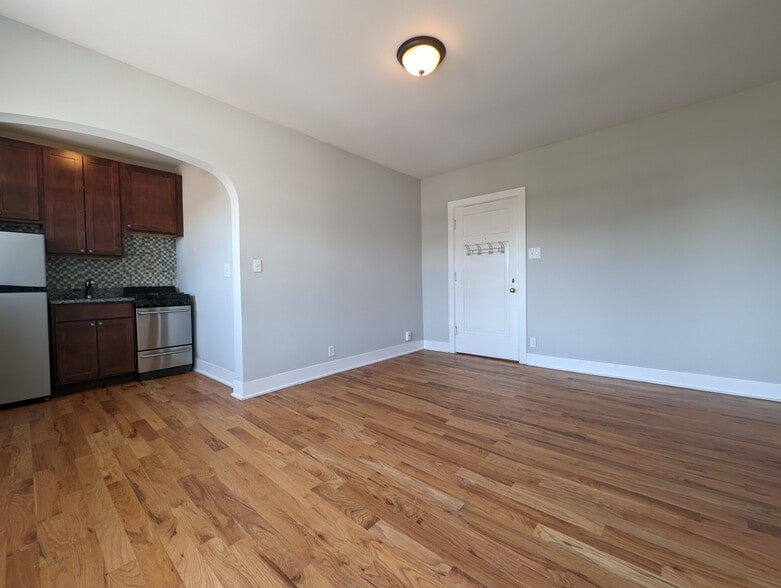 Building Photo - 4542 N Damen Ave