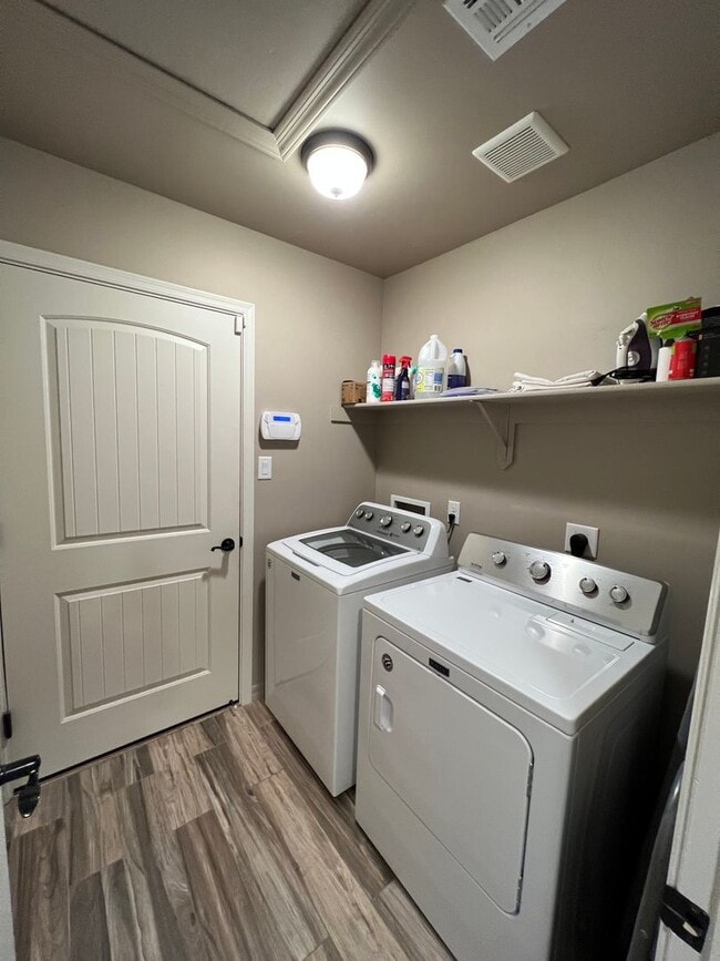 Building Photo - SOLAR HOME!!