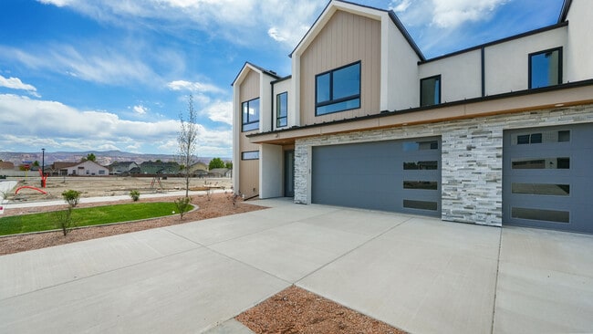 Building Photo - 353 Toms Cyn Dr