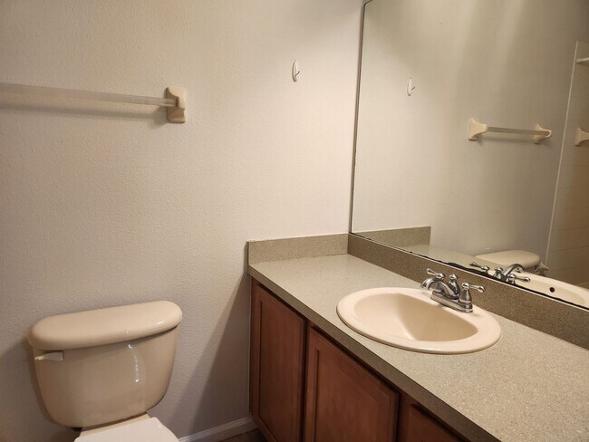 Building Photo - Adorable 3 Bedroom 2.5 Bath home