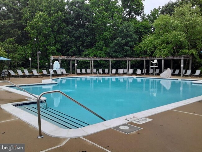 Building Photo - 1984 Crescent Park Dr