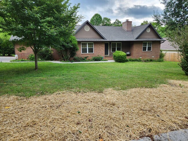 Building Photo - 3232 Fairoaks Dr