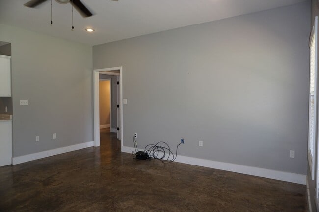 Building Photo - 410 W Matthews Ave