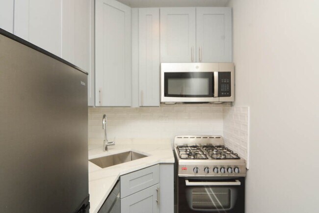 Building Photo - 508 W Belmont Ave