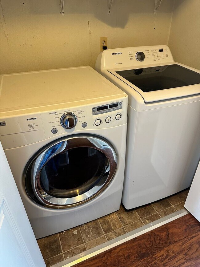 Building Photo - 2 Bedroom 1.5 Bath Townhome