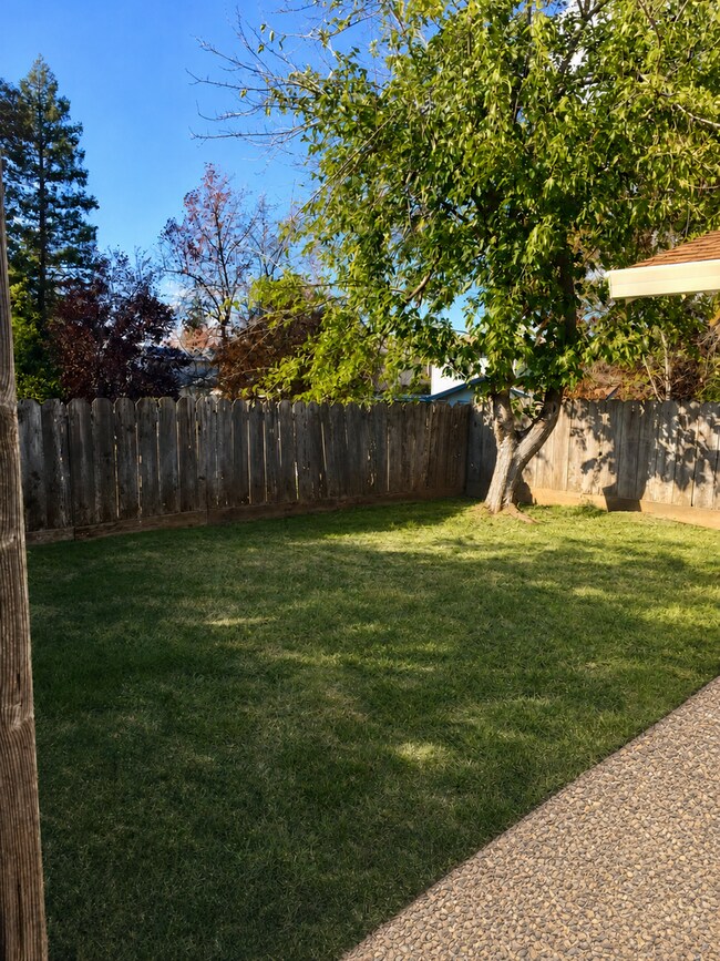 Building Photo - Rare find home with 2-Car Garage, Fenced Yard, with Convenient Location!