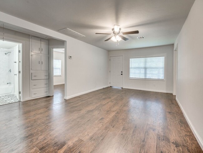 Building Photo - 4 bedroom 2 bath home in Shawnee!