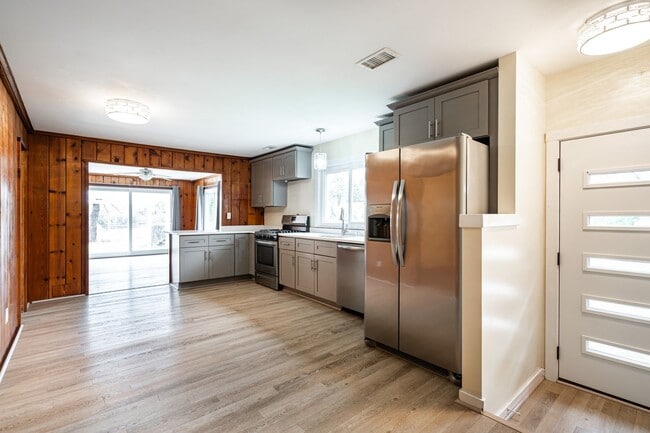 Building Photo - Beautiful 2 Bedroom Single Family on Paddock Lake