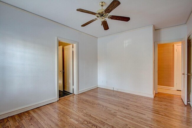 Building Photo - 2225 E Woodstock Pl