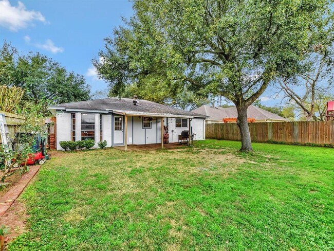 Building Photo - 2528 Village Cir Dr