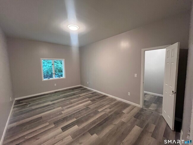 Building Photo - 409 Oak Ave