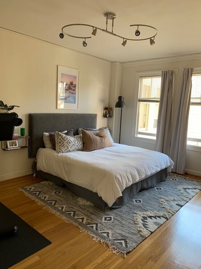 Building Photo - Pacific Heights: Unfurnished 4th Floor Apt w/ Optional Garage Parking & Shared Roof Deck Availabl...