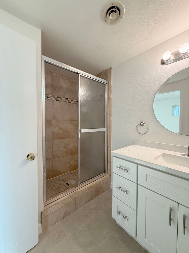 Building Photo - 4 Bed +2 Bath + 2 Car Garage - South HB