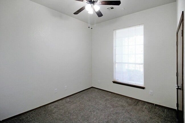 Building Photo - Beautiful Home in Edmond Community