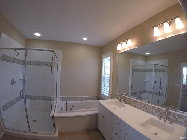 Building Photo - 2bd/2.5ba two car garage end unit condo in Orchard Hill Irvine for rent
