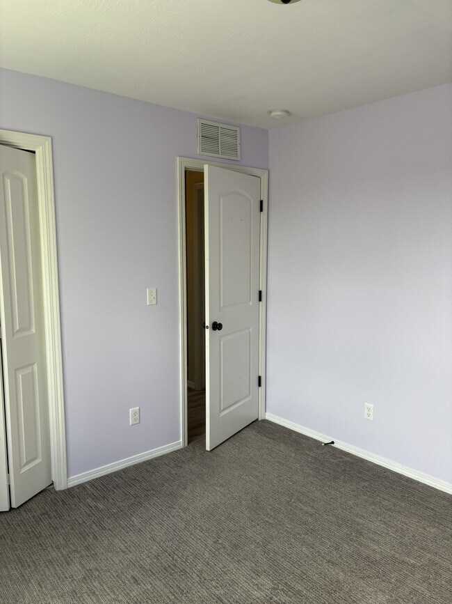 Building Photo - 2075 Mary Dr