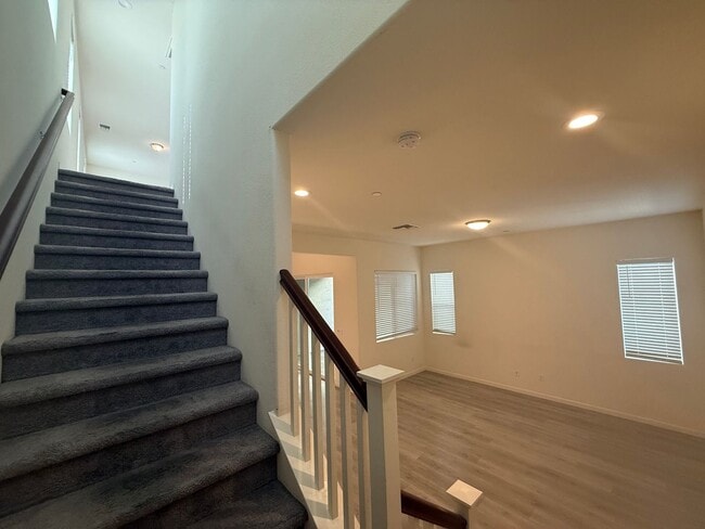 Building Photo - Spacious 3 bed 2.5 bath available in North...
