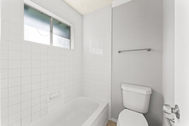 Building Photo - 14003 Vinehill Dr