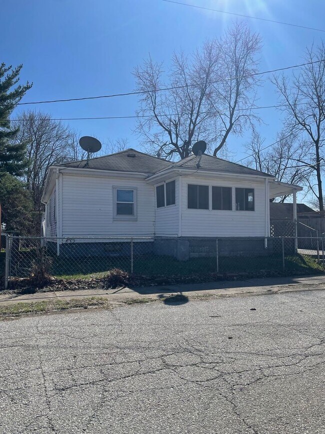 Building Photo - 2107 Central St