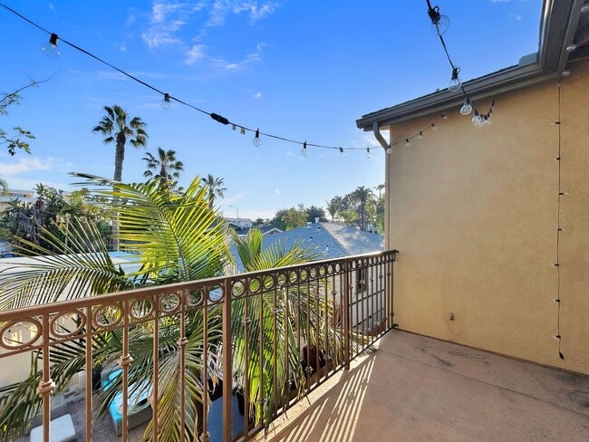 Building Photo - Beautiful 3BD/2.5BA W/ Attached Garage and In-Unit Laundry in Pacific Beach!