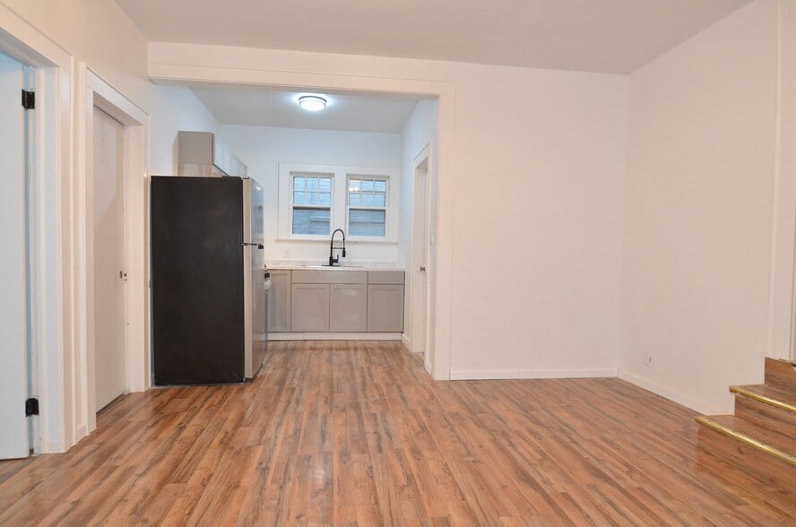 Building Photo - 12 Lake St